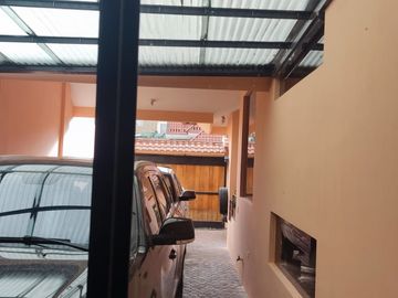 CASA INDEPENDIENTE EN VENTA. CON PISCINA EN FICOA. AMBATO