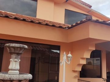 CASA INDEPENDIENTE EN VENTA. CON PISCINA EN FICOA. AMBATO