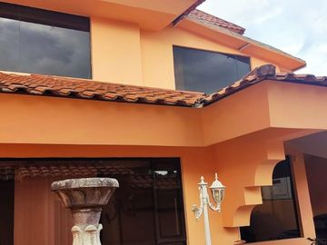 CASA INDEPENDIENTE EN VENTA. CON PISCINA EN FICOA. AMBATO