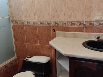 CASA INDEPENDIENTE EN VENTA. CON PISCINA EN FICOA. AMBATO