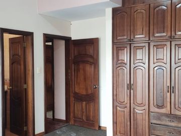 CASA INDEPENDIENTE EN VENTA. CON PISCINA EN FICOA. AMBATO