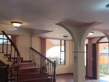 CASA INDEPENDIENTE EN VENTA. CON PISCINA EN FICOA. AMBATO