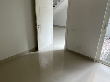 JUAL RUMAH 2 lantai Perum. Grand Harvest Kebraon Sby