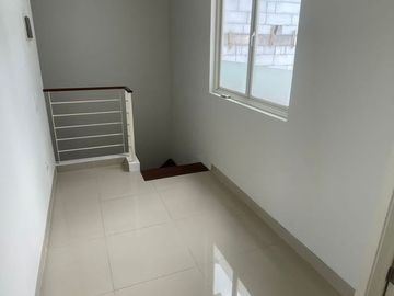 JUAL RUMAH 2 lantai Perum. Grand Harvest Kebraon Sby
