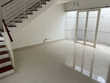 JUAL RUMAH 2 lantai Perum. Grand Harvest Kebraon Sby
