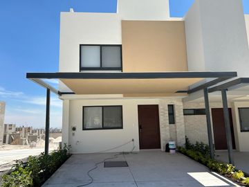 HERMOSA CASA con 3 Rec y Roof Garden ubicada en Circuito Universidades Qro JF