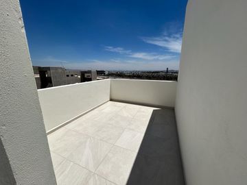 HERMOSA CASA con 3 Rec y Roof Garden ubicada en Circuito Universidades Qro JF