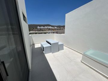 HERMOSA CASA con 3 Rec y Roof Garden ubicada en Circuito Universidades Qro JF
