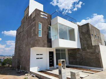 Casa Nueva en Venta, 3 Pisos Fracc. Camino Real, Mineral de La Reforma, Hidalgo.