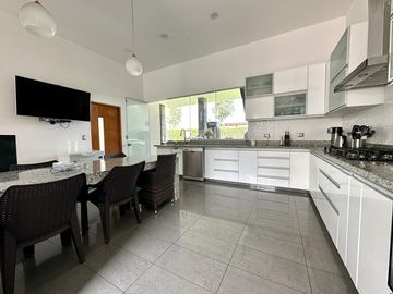 🏡☀️ HERMOSA CASA CON AMPLIOS AMBIENTES Y ZONAS SOCIALES DE LUJO