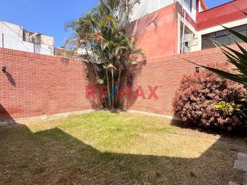 Bienvenido A Tu Casa Con Amplio Jardin Interior Y Exterior En Excelente Ubicacion En Zona Residencial De Magdalena Del Mar.