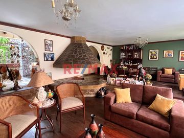 Bienvenido A Tu Casa Con Amplio Jardin Interior Y Exterior En Excelente Ubicacion En Zona Residencial De Magdalena Del Mar.