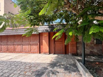 Bienvenido A Tu Casa Con Amplio Jardin Interior Y Exterior En Excelente Ubicacion En Zona Residencial De Magdalena Del Mar.