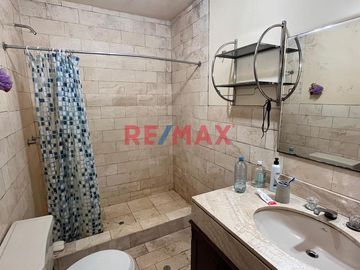 Bienvenido A Tu Casa Con Amplio Jardin Interior Y Exterior En Excelente Ubicacion En Zona Residencial De Magdalena Del Mar.