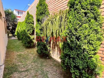 Bienvenido A Tu Casa Con Amplio Jardin Interior Y Exterior En Excelente Ubicacion En Zona Residencial De Magdalena Del Mar.
