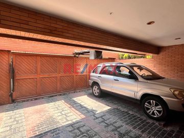 Bienvenido A Tu Casa Con Amplio Jardin Interior Y Exterior En Excelente Ubicacion En Zona Residencial De Magdalena Del Mar.