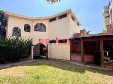Bienvenido A Tu Casa Con Amplio Jardin Interior Y Exterior En Excelente Ubicacion En Zona Residencial De Magdalena Del Mar.