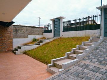 Casa en venta, Sangolquí valle de los chillos Urb. Molinos de viento