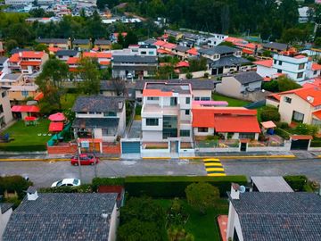 Casa en venta, Sangolquí valle de los chillos Urb. Molinos de viento