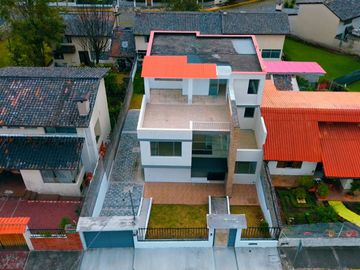 Casa en venta, Sangolquí valle de los chillos Urb. Molinos de viento