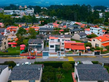Casa en venta, Sangolquí valle de los chillos Urb. Molinos de viento