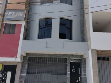 EXCELENTE OPORTUNIDAD, CASA DE 3 PISOS IDEAL PARA NEGOCIO O VIVIENDA EN VILLA MARÍA DEL TRIUNFO