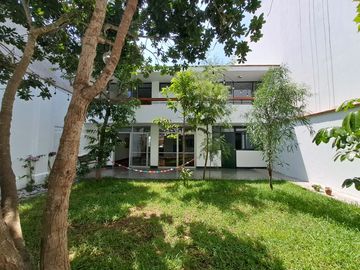 VENDO CASA DE 2 PISOS EN BARRANCO- A MEDIA CDRA DEL MALECON -  ZONA RESIDENCIAL Y TRANQUILA- EXCELENTE UBICACION