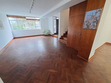 VENDO CASA DE 2 PISOS EN BARRANCO- A MEDIA CDRA DEL MALECON -  ZONA RESIDENCIAL Y TRANQUILA- EXCELENTE UBICACION