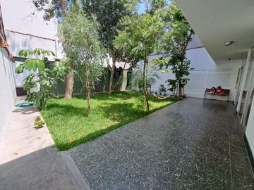 VENDO CASA DE 2 PISOS EN BARRANCO- A MEDIA CDRA DEL MALECON -  ZONA RESIDENCIAL Y TRANQUILA- EXCELENTE UBICACION