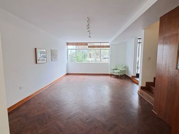 VENDO CASA DE 2 PISOS EN BARRANCO- A MEDIA CDRA DEL MALECON -  ZONA RESIDENCIAL Y TRANQUILA- EXCELENTE UBICACION