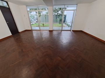 VENDO CASA DE 2 PISOS EN BARRANCO- A MEDIA CDRA DEL MALECON -  ZONA RESIDENCIAL Y TRANQUILA- EXCELENTE UBICACION