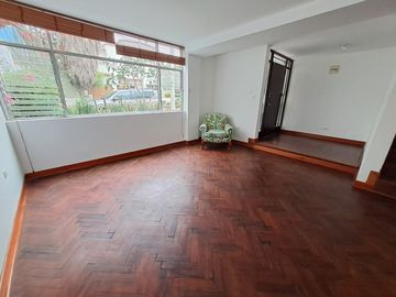 VENDO CASA DE 2 PISOS EN BARRANCO- A MEDIA CDRA DEL MALECON -  ZONA RESIDENCIAL Y TRANQUILA- EXCELENTE UBICACION