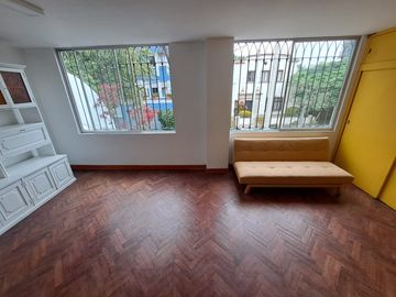 VENDO CASA DE 2 PISOS EN BARRANCO- A MEDIA CDRA DEL MALECON -  ZONA RESIDENCIAL Y TRANQUILA- EXCELENTE UBICACION