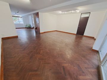 VENDO CASA DE 2 PISOS EN BARRANCO- A MEDIA CDRA DEL MALECON -  ZONA RESIDENCIAL Y TRANQUILA- EXCELENTE UBICACION