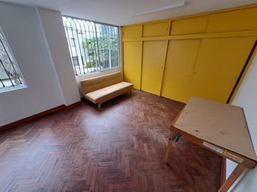 VENDO CASA DE 2 PISOS EN BARRANCO- A MEDIA CDRA DEL MALECON -  ZONA RESIDENCIAL Y TRANQUILA- EXCELENTE UBICACION