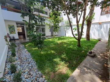 VENDO CASA DE 2 PISOS EN BARRANCO- A MEDIA CDRA DEL MALECON -  ZONA RESIDENCIAL Y TRANQUILA- EXCELENTE UBICACION