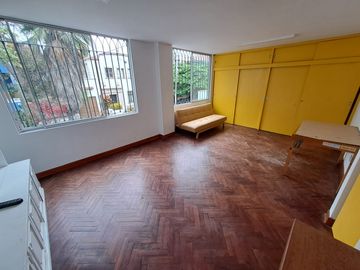 VENDO CASA DE 2 PISOS EN BARRANCO- A MEDIA CDRA DEL MALECON -  ZONA RESIDENCIAL Y TRANQUILA- EXCELENTE UBICACION