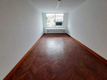 VENDO CASA DE 2 PISOS EN BARRANCO- A MEDIA CDRA DEL MALECON -  ZONA RESIDENCIAL Y TRANQUILA- EXCELENTE UBICACION