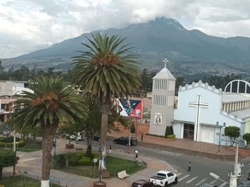 EN VENTA HOSTAL 500M2 CENTRO COTACACHI