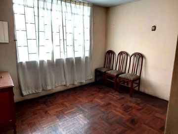 OCASIÓN VENDO CASA POR REMODELAR, FONDO COLINDANTE CON PARQUE, 5 DORMITORIOS