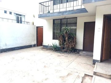 OCASIÓN VENDO CASA POR REMODELAR, FONDO COLINDANTE CON PARQUE, 5 DORMITORIOS