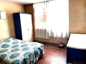 OCASIÓN VENDO CASA POR REMODELAR, FONDO COLINDANTE CON PARQUE, 5 DORMITORIOS