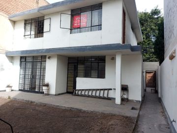 OCASIÓN VENDO CASA POR REMODELAR, FONDO COLINDANTE CON PARQUE, 5 DORMITORIOS