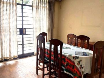OCASIÓN VENDO CASA POR REMODELAR, FONDO COLINDANTE CON PARQUE, 5 DORMITORIOS