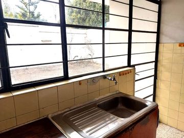 OCASIÓN VENDO CASA POR REMODELAR, FONDO COLINDANTE CON PARQUE, 5 DORMITORIOS