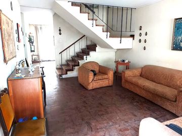 OCASIÓN VENDO CASA POR REMODELAR, FONDO COLINDANTE CON PARQUE, 5 DORMITORIOS