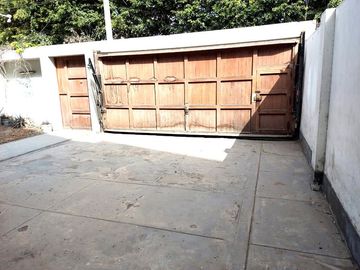 OCASIÓN VENDO CASA POR REMODELAR, FONDO COLINDANTE CON PARQUE, 5 DORMITORIOS