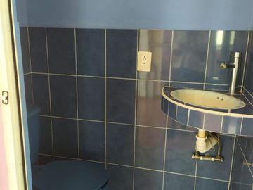 EN VENTA CASA EN COL. CONGRESO CONSTITUYENTES DE MICHOACÁN (POR EL MERCADO DE ABASTOS, SALIDA A CHARO)