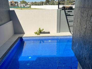 Casa en venta con alberca, amueblada y decorada en Zona Angelópolis
