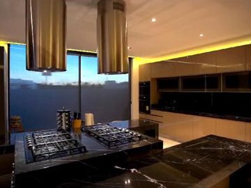 Casa en venta con alberca, amueblada y decorada en Zona Angelópolis